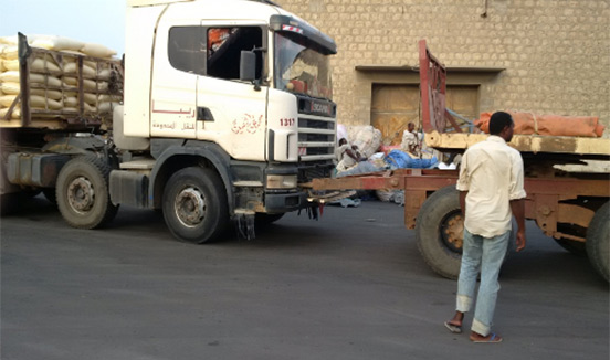 Trailer being positioned to the bagging machine line